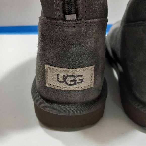 UGG Classic Short II - Picture 4 of 12